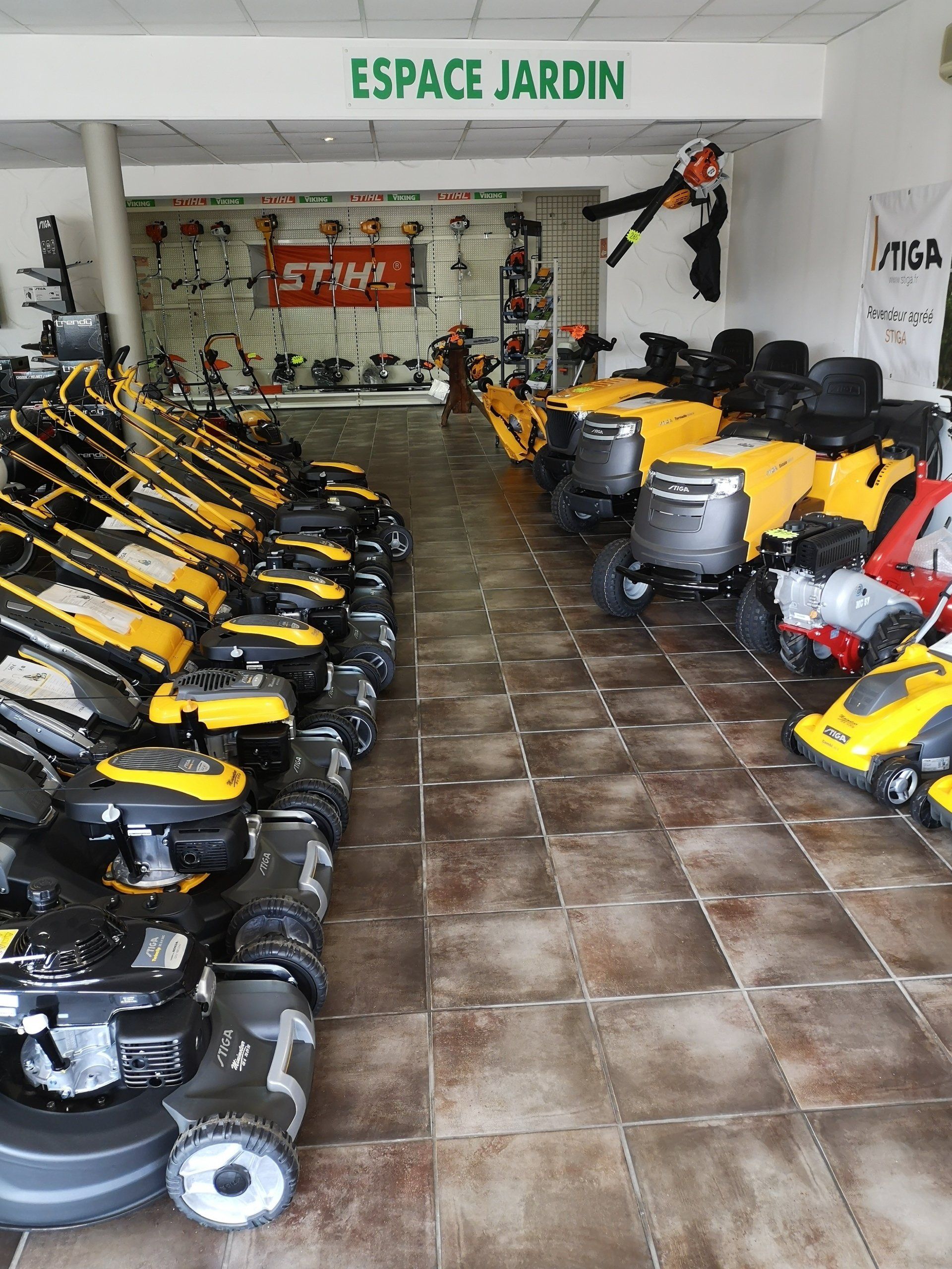 Matériel de motoculture jaune et noir