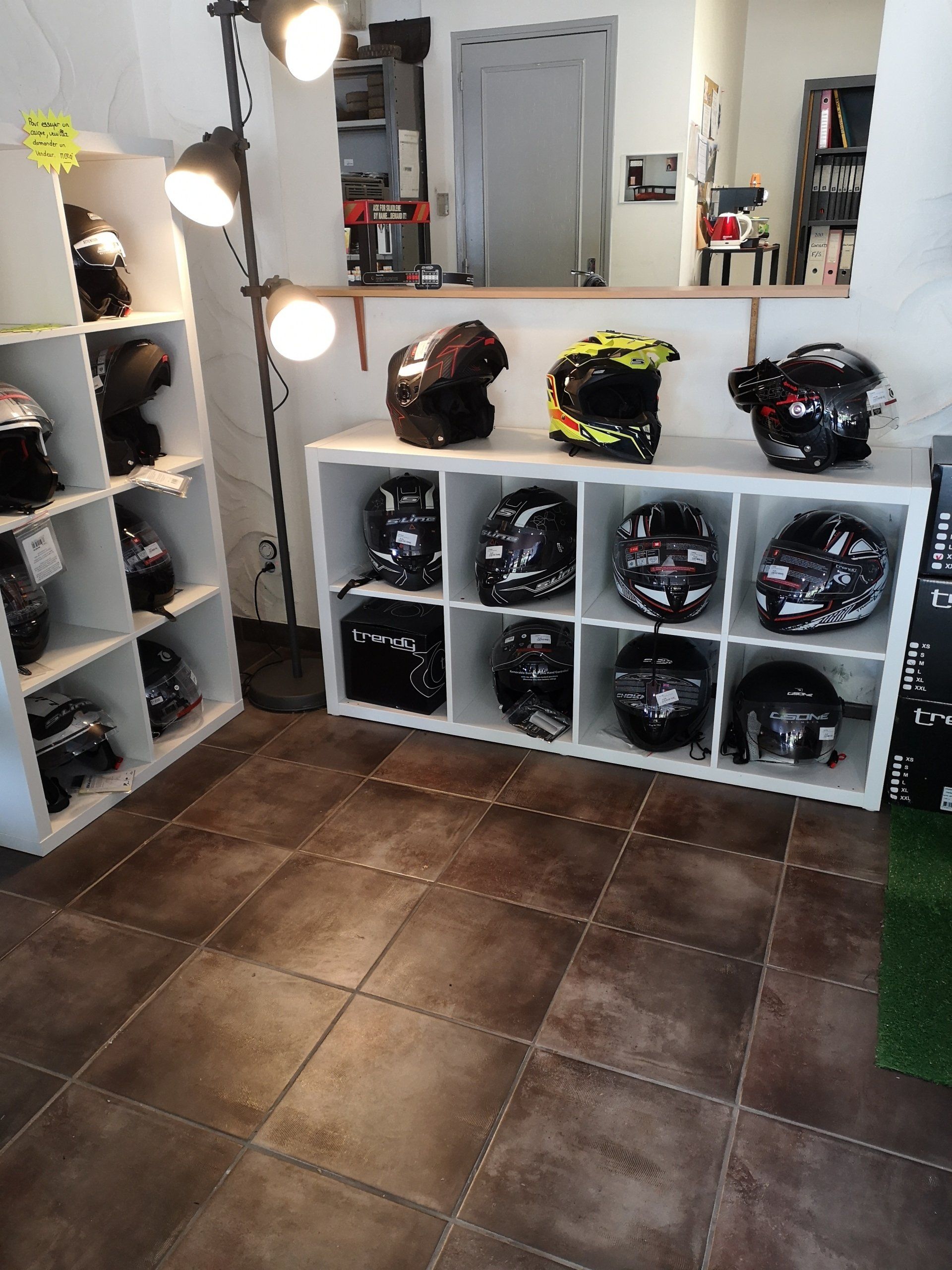 Deux meubles blancs avec des casques de moto