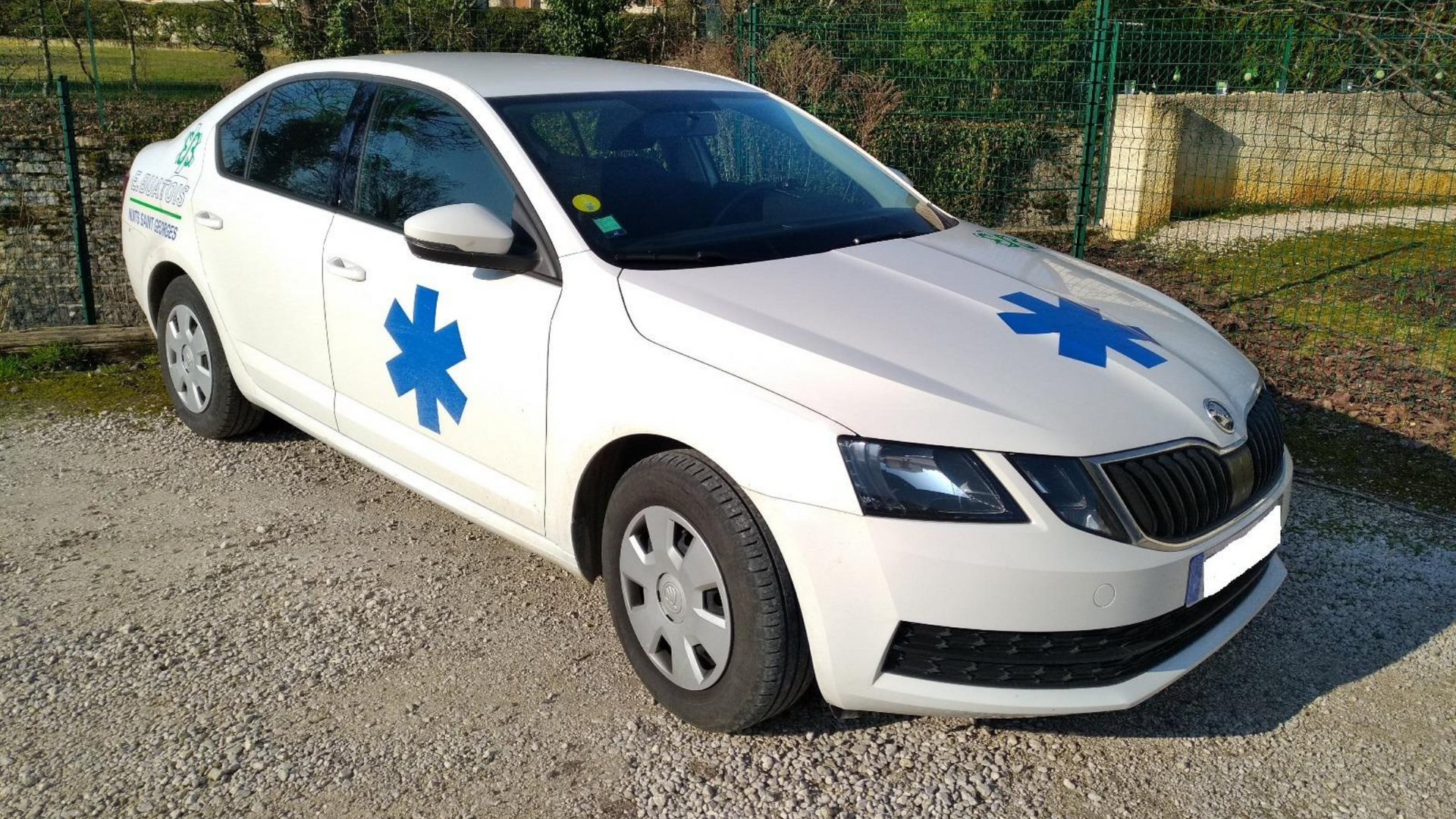 Un VSL blanc avec la croix de vie en bleue.