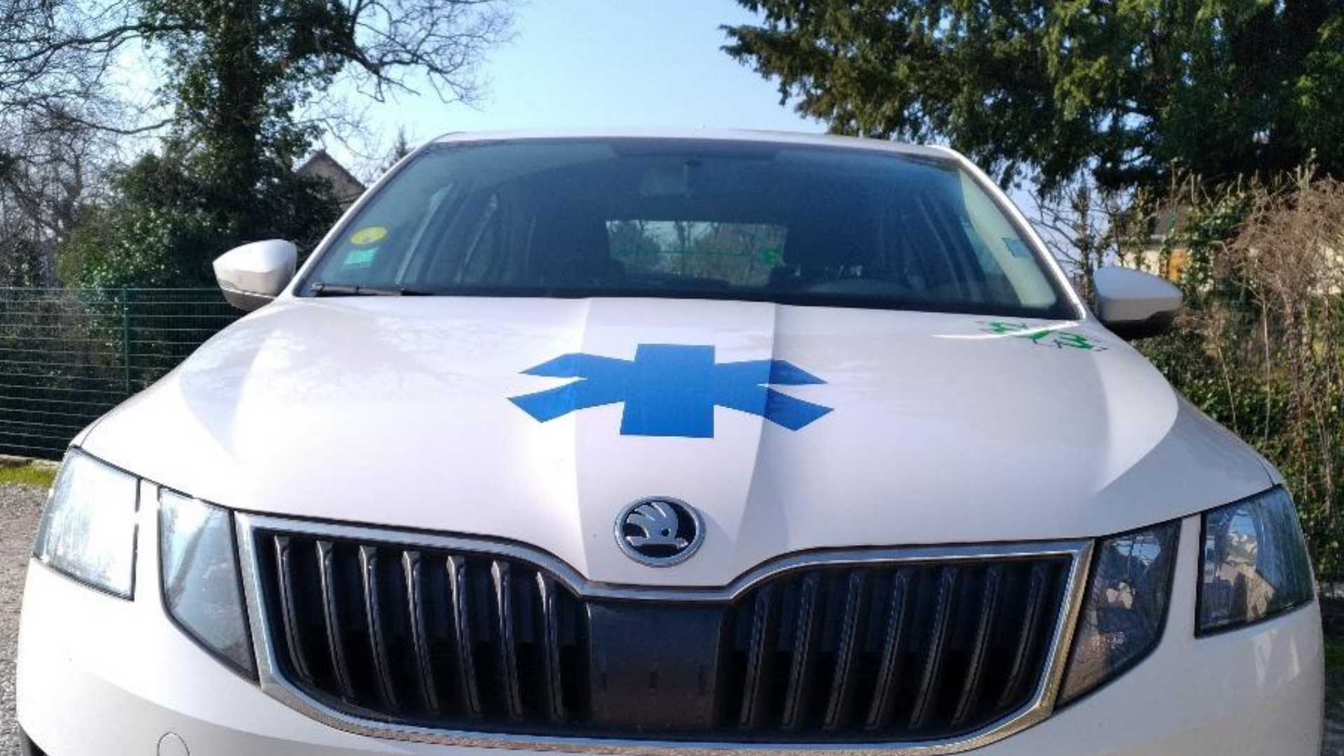 Un VSL blanc avec la croix de vie en bleu, vu de face.