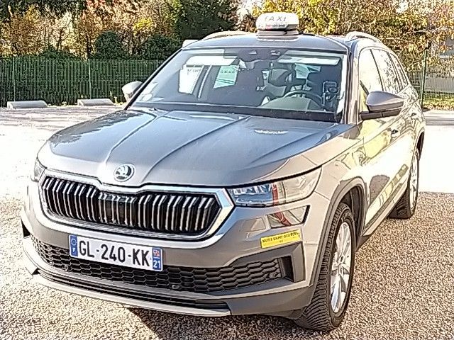 Un taxi gris garé à l'extérieur