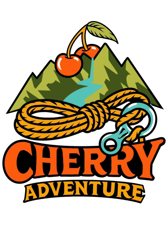 Logotipo con monta&ntilde;as, cerezas, cuerda y las palabras &ldquo;CHERRY ADVENTURE&rdquo; (AVENTURA DE CEREZA).