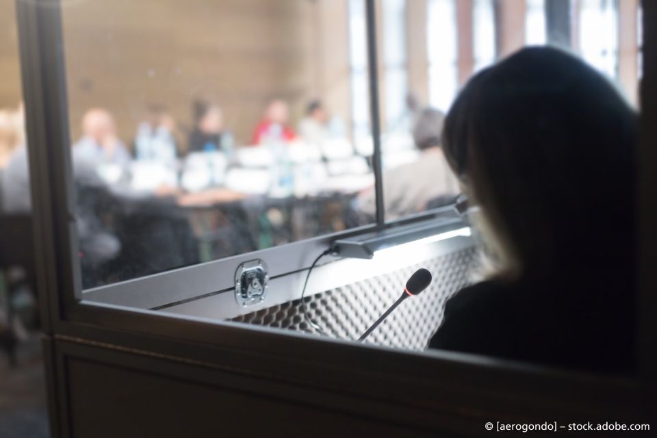 Kerstin Lehmann Übersetzungen - Mann und Frau betrachten gemeinsam ein Dokument