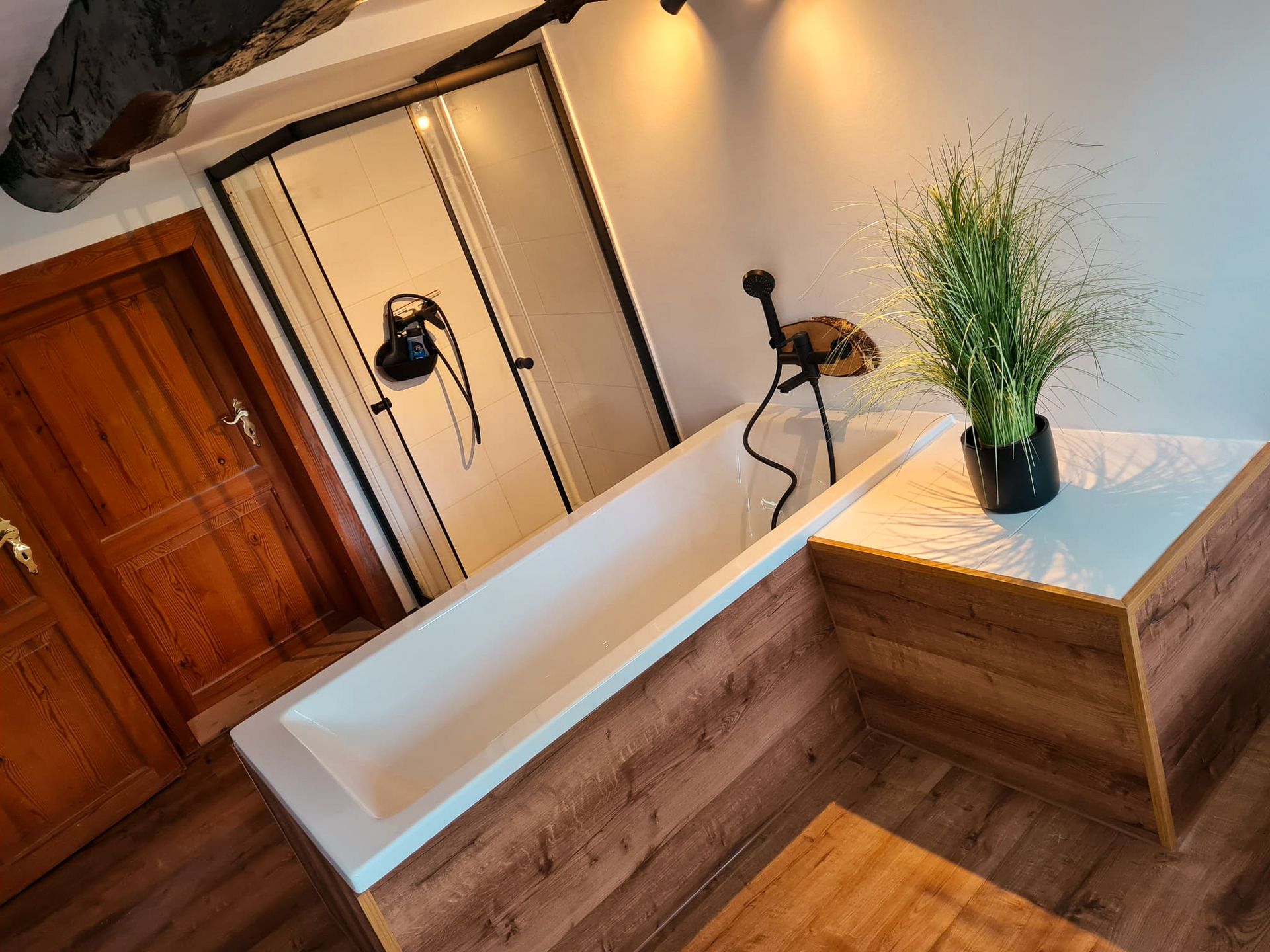 Ein Badezimmer mit Badewanne und Dusche.