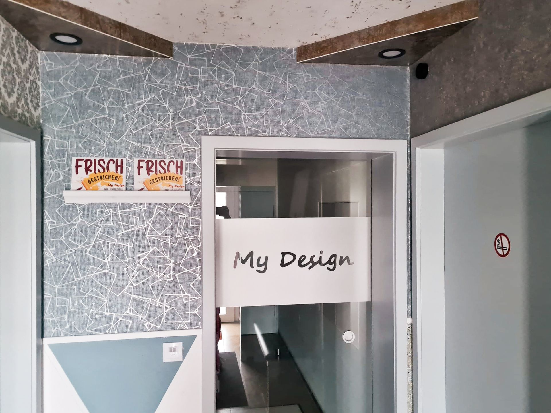 Ein Zimmer mit einem Schild, auf dem mein Design steht