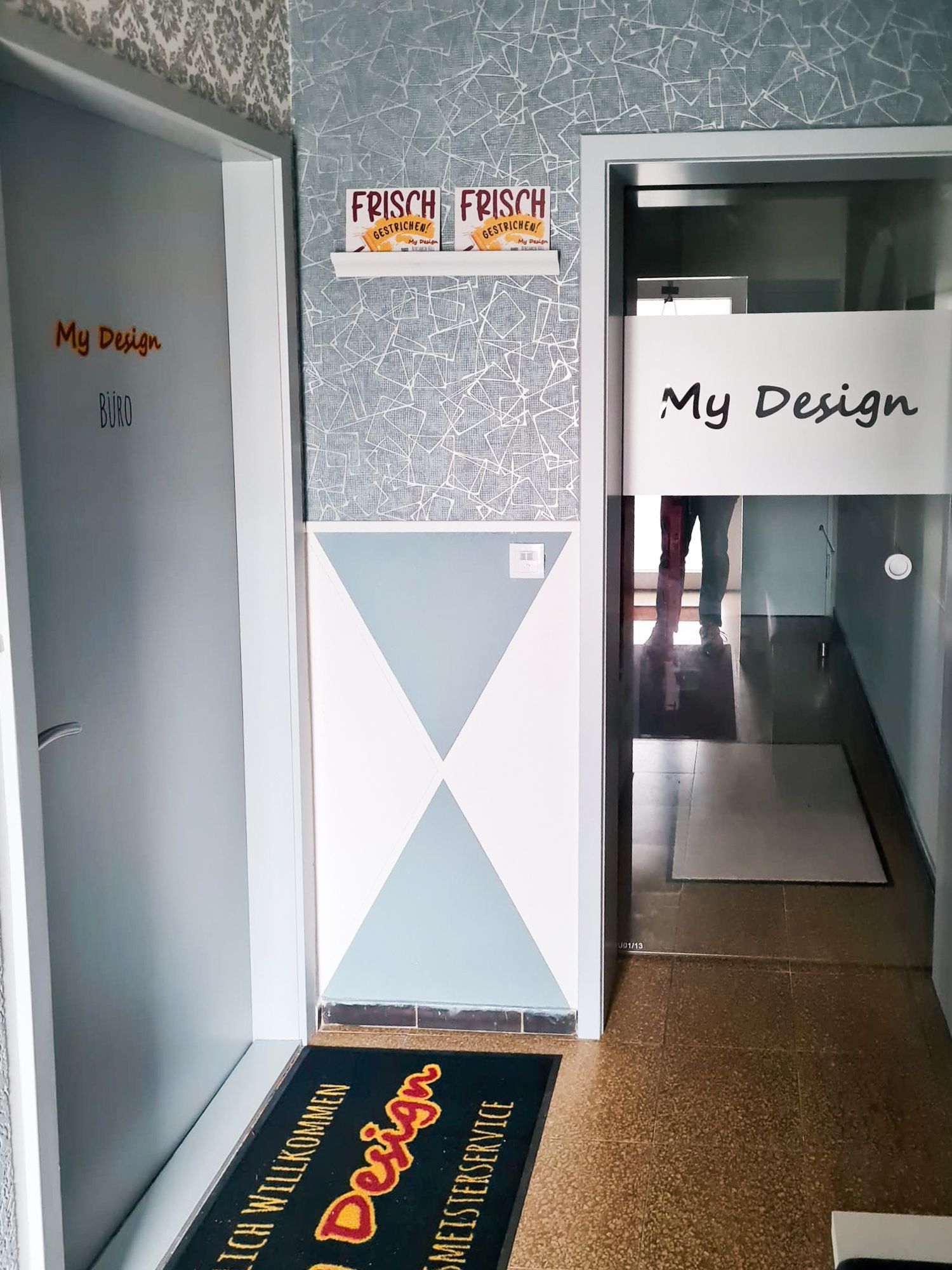 Ein Flur mit einem Schild, auf dem mein Design steht