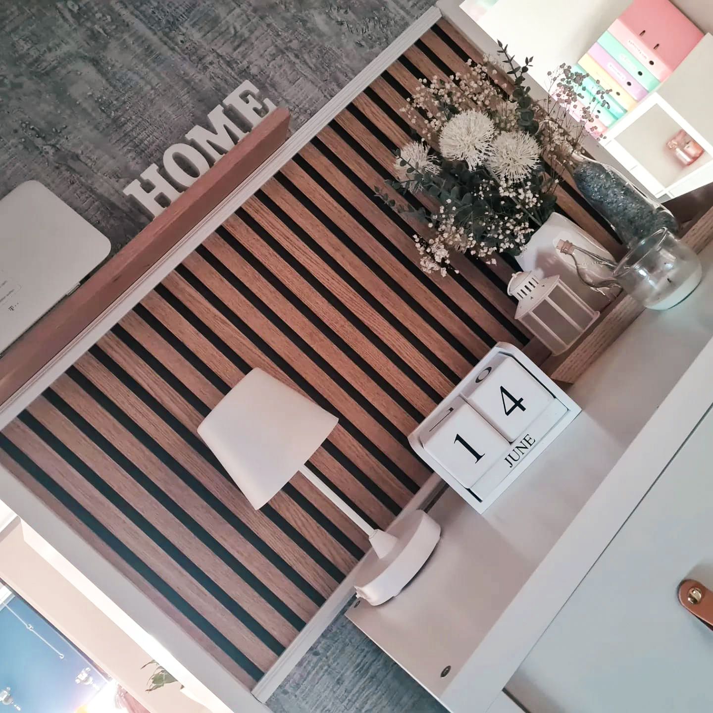 Ein Zimmer mit einem Schild mit der Aufschrift „Zuhause“ darauf