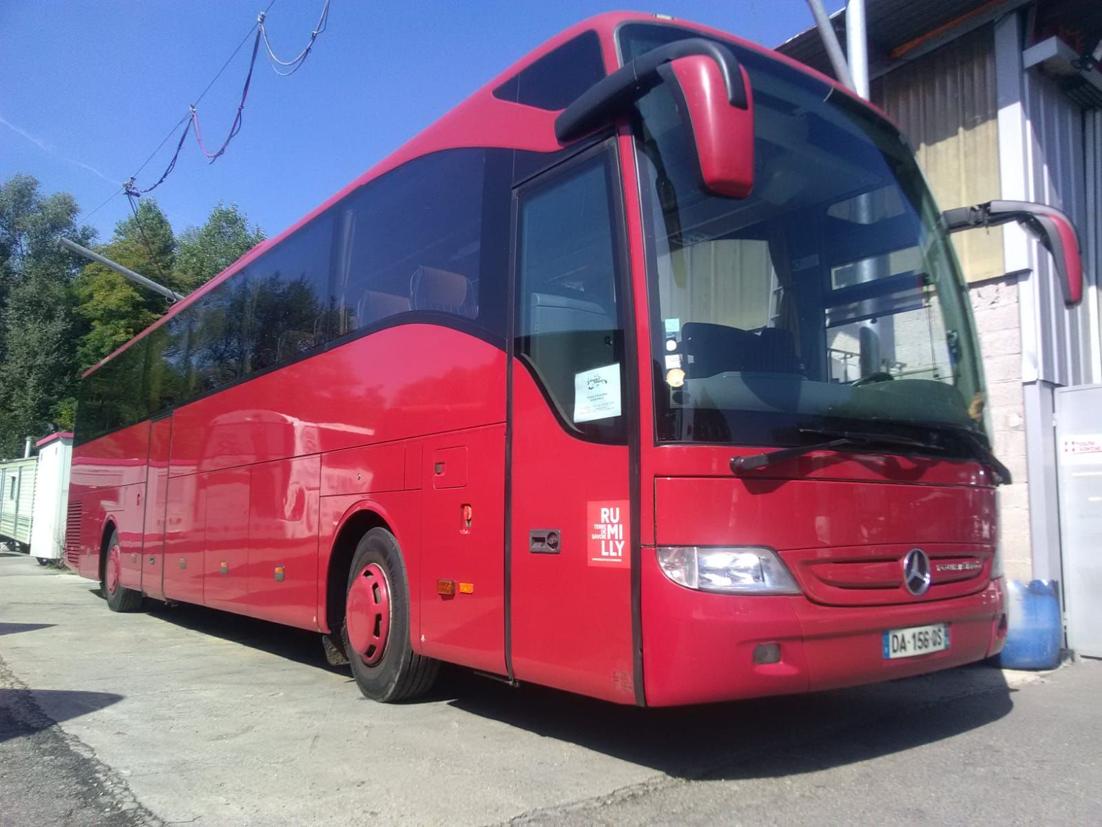 Autocar rouge de côté