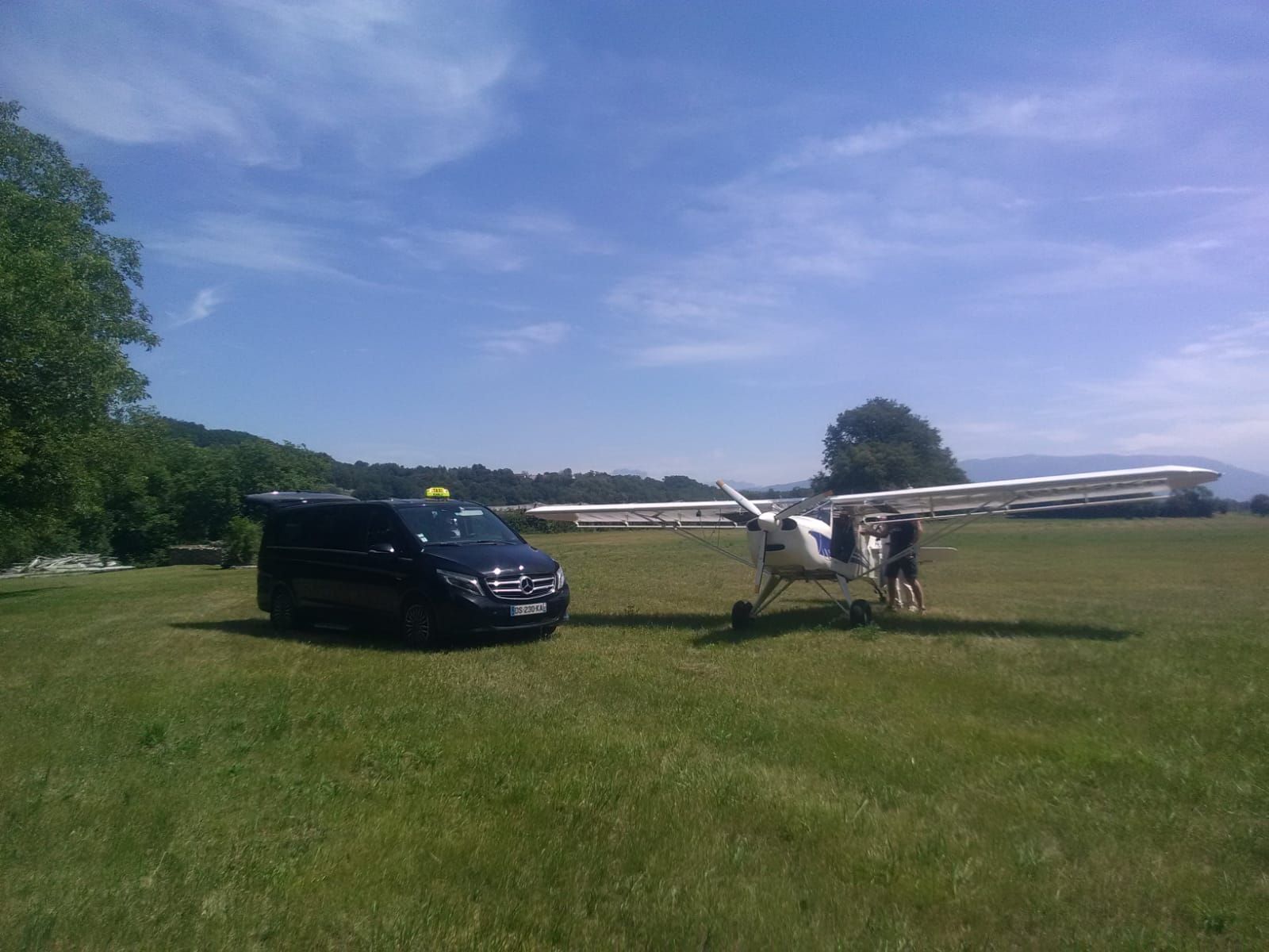 Taxi noir poche petit avion