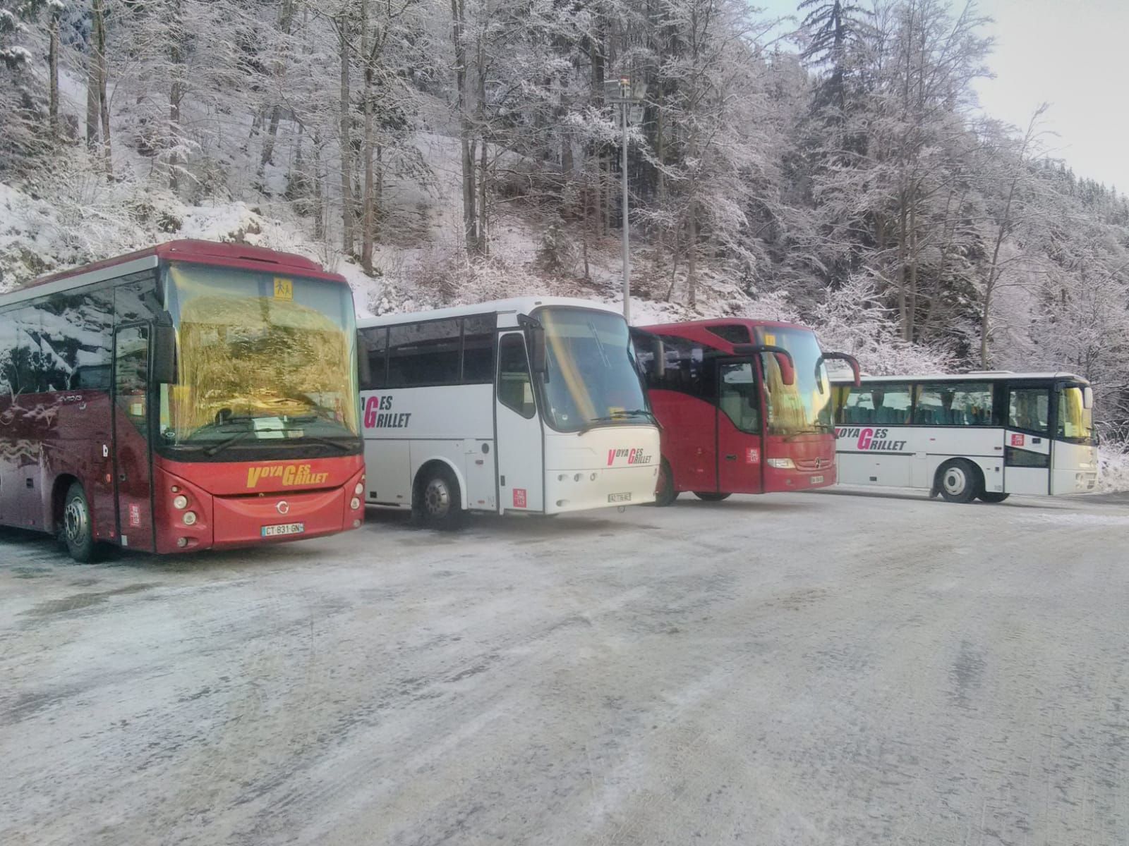 4 autocars sous la neige