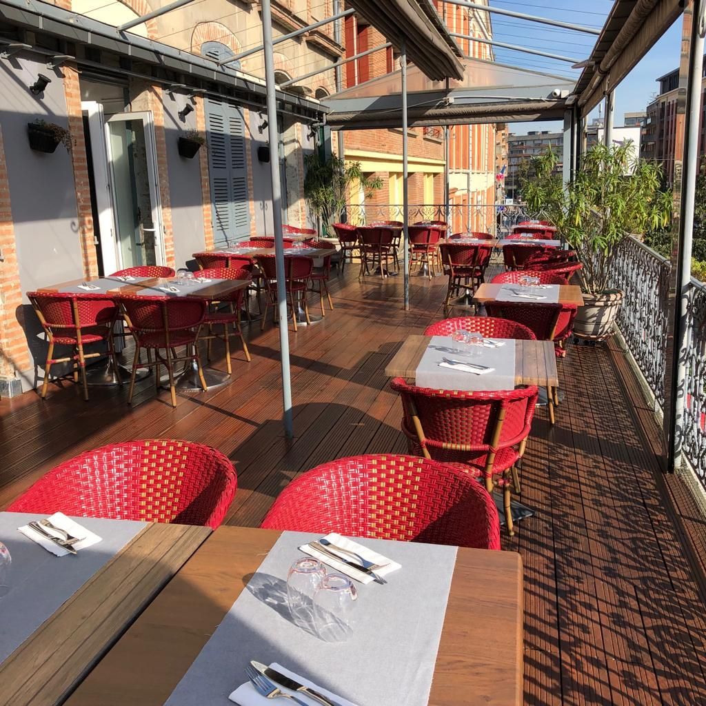 Grande terrasse extérieure de notre restaurant