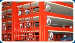 Un montón de cajas rojas con ruedas.