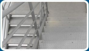 Un primer plano de una escalera de metal con barandilla.