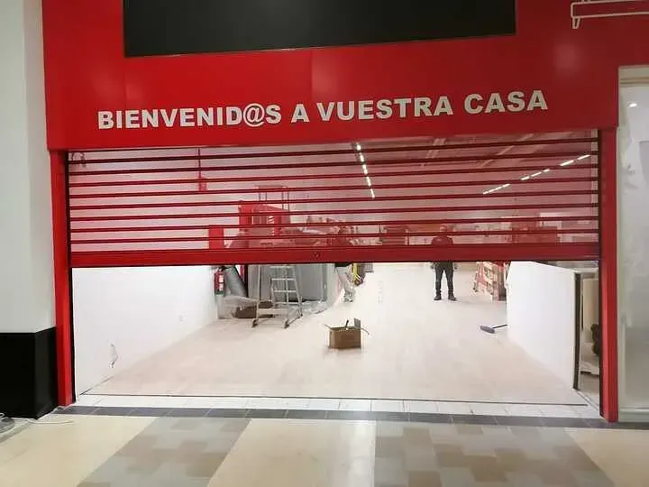 A store with a red sign that says bienvenidos a vuestra casa