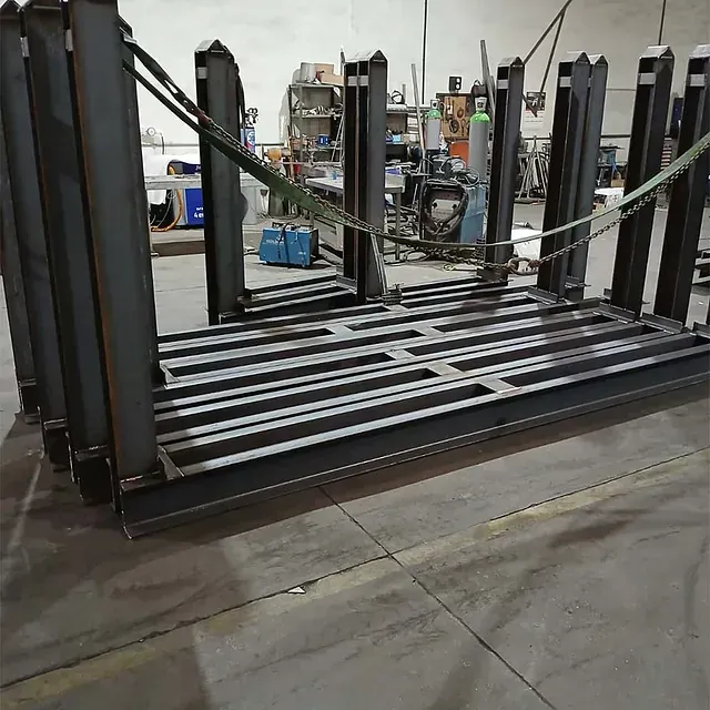 Una gran estructura metálica se encuentra en un almacén.