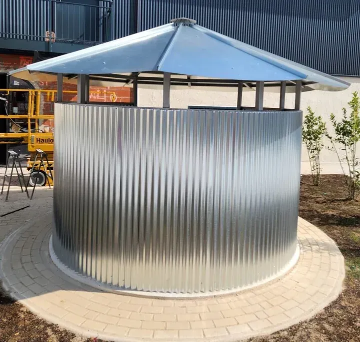 Una estructura metálica redonda con techo azul