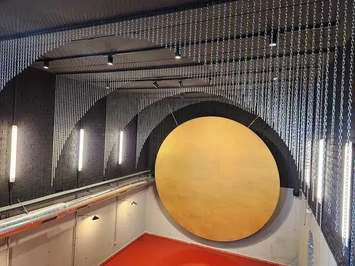 Hay un gran círculo dorado en el medio de la habitación.