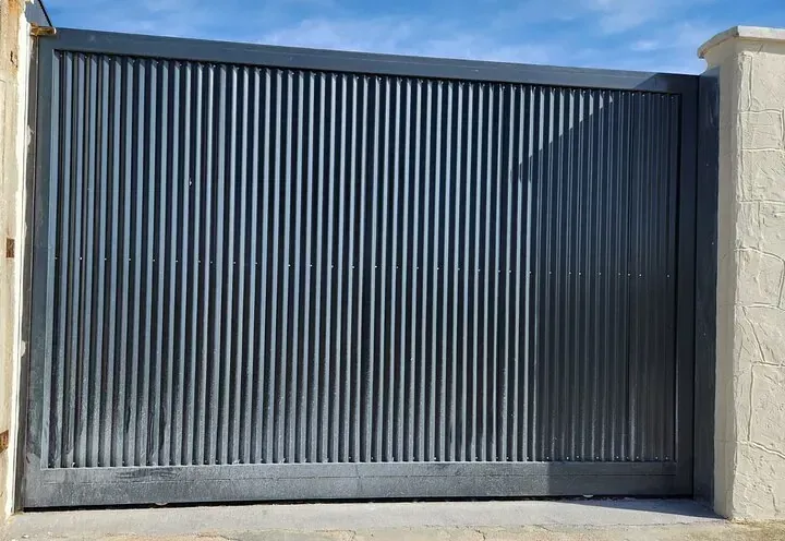 Una puerta corrediza con un cielo azul al fondo