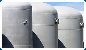 Una fila de tanques de acero inoxidable están alineados en una fila.