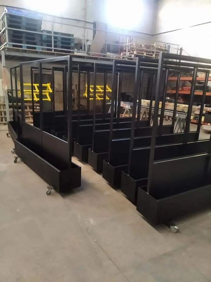 Un almacén lleno de muchas cajas negras con ruedas.