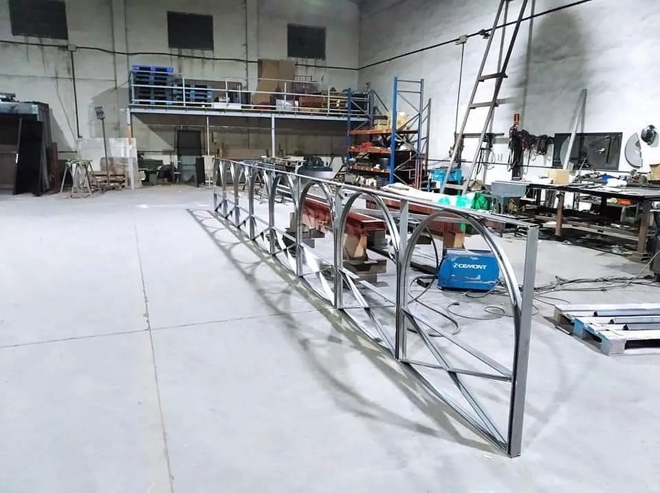 Se está construyendo una gran estructura metálica en una fábrica.