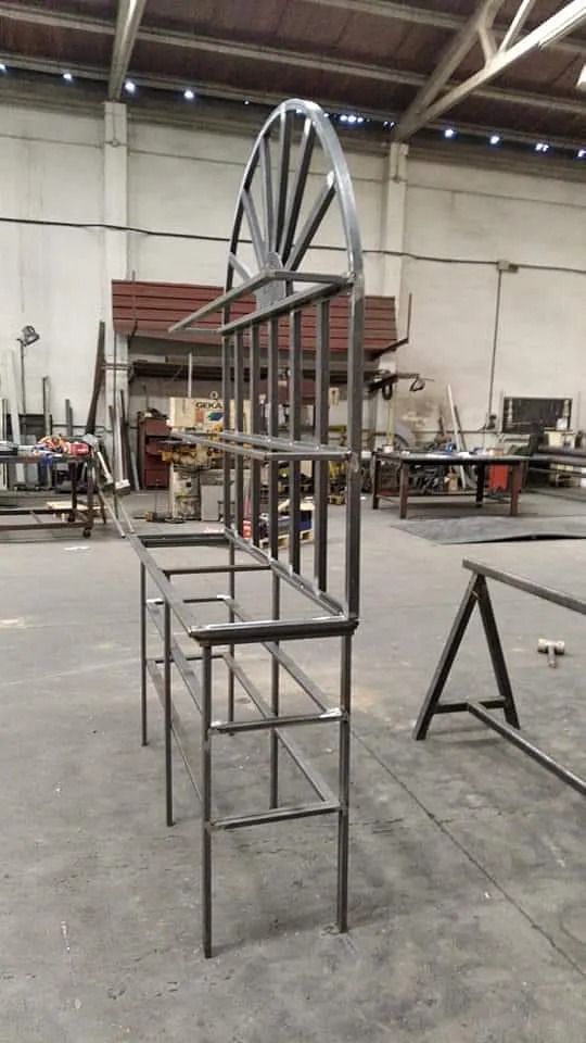 Se está construyendo un banco de metal en una fábrica.