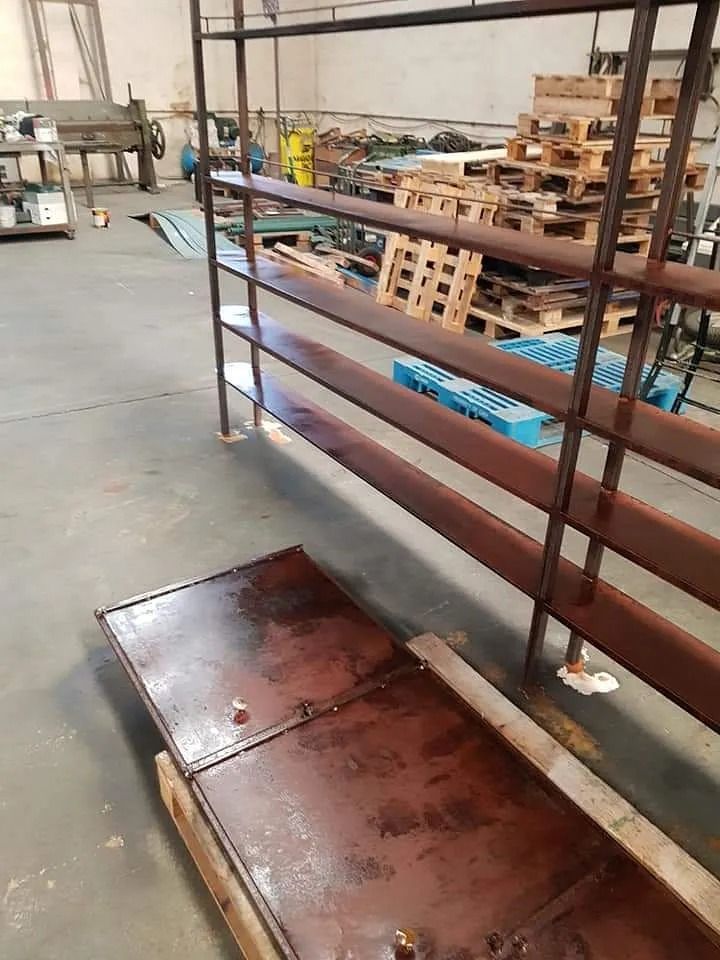 Un almacén lleno de estanterías y palés.