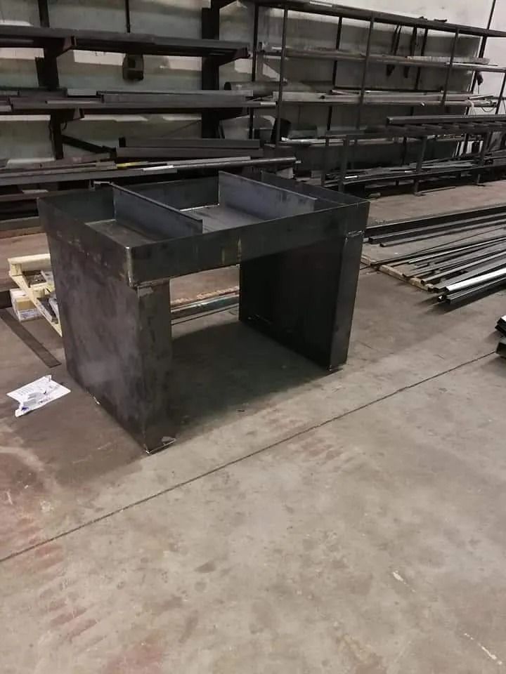 Una estructura de metal está colocada sobre un piso de concreto en un almacén.