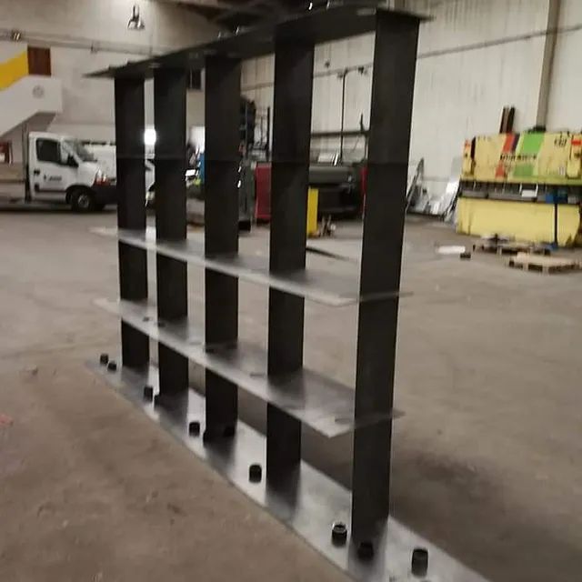 Un estante de metal se encuentra en un almacén.