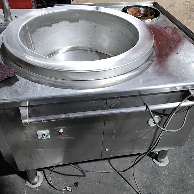 Una estufa de acero inoxidable con una olla grande encima.