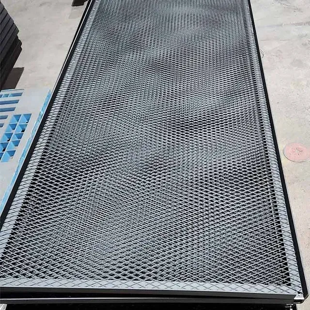 Una malla metálica está colocada encima de un piso de concreto.