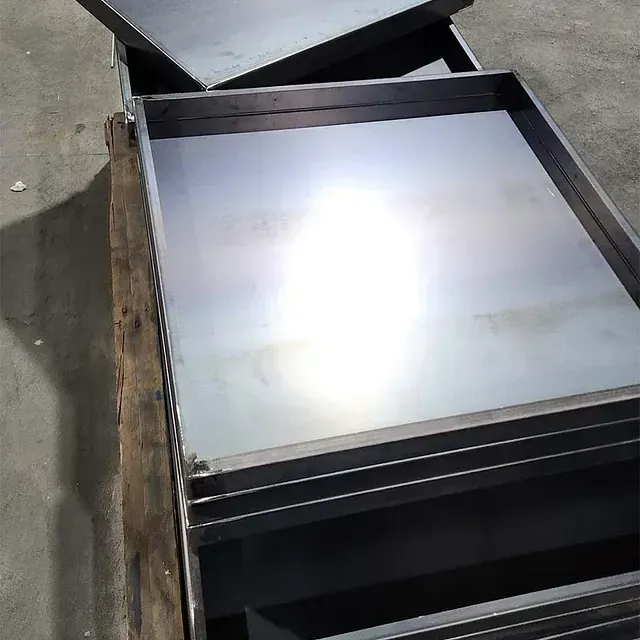 Una pila de bandejas de metal sobre un palé de madera