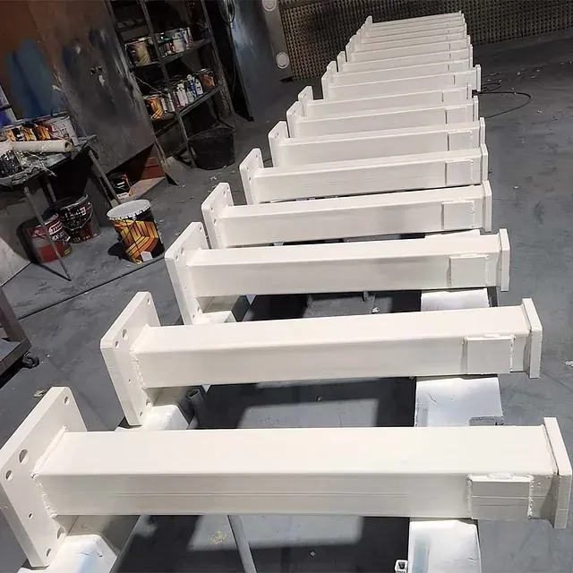 Una fila de tubos blancos colocados uno encima del otro en una habitación.