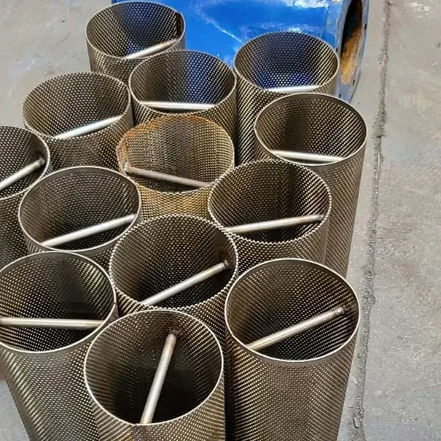 Un montón de tubos de metal se apilan uno encima del otro.