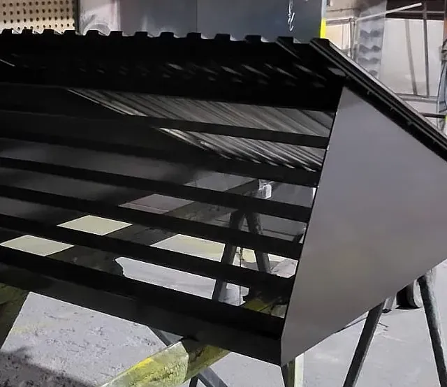 Un trozo de metal negro está sobre una mesa.