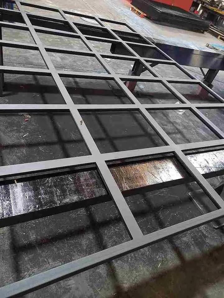 Un marco de metal está colocado encima de un piso de ladrillo.