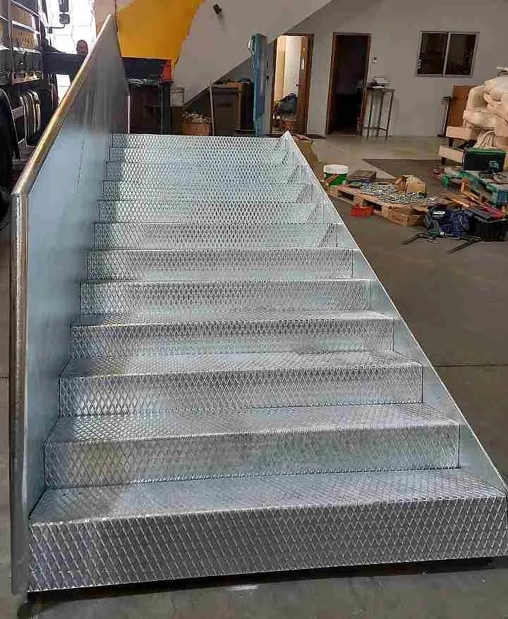 Se está construyendo una escalera de metal en un almacén.