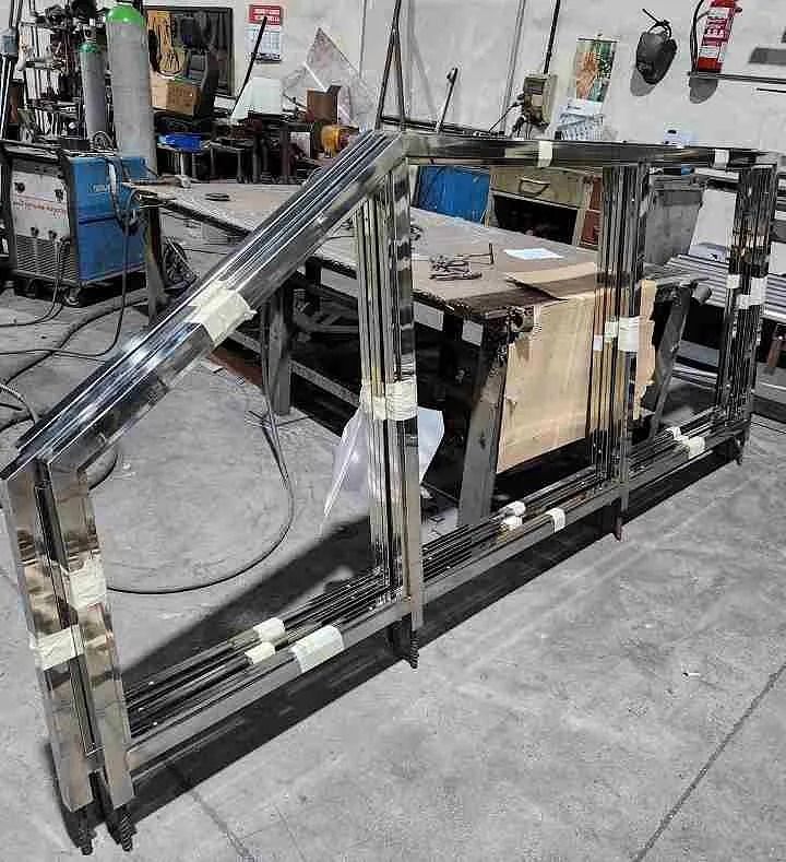 Se está construyendo una escalera de acero inoxidable en una fábrica.