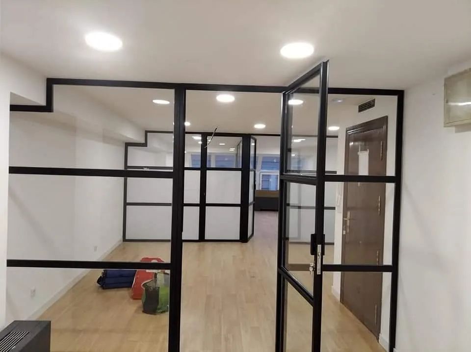 Una habitación con una pared de cristal y una puerta