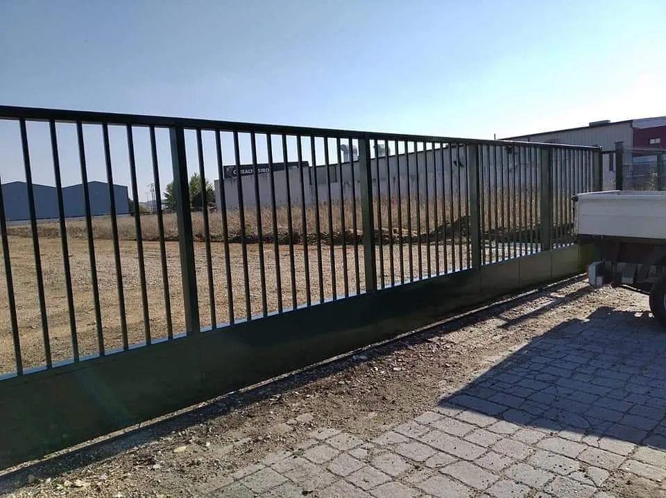 Un camión está estacionado frente a una puerta corrediza.