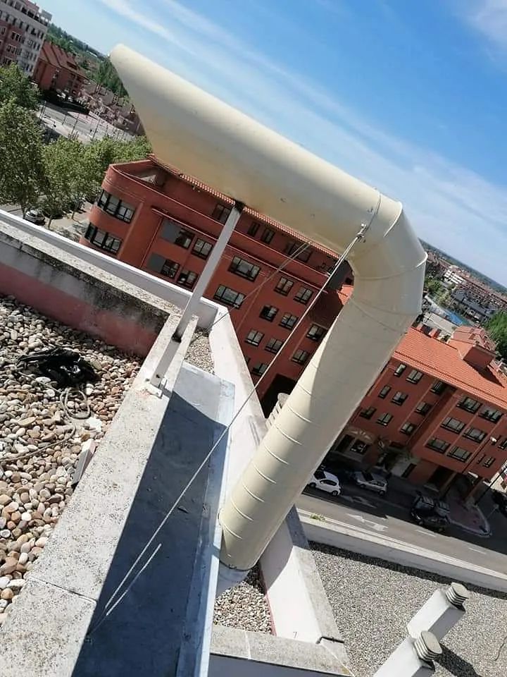 Una vista aérea de una azotea con un edificio al fondo.
