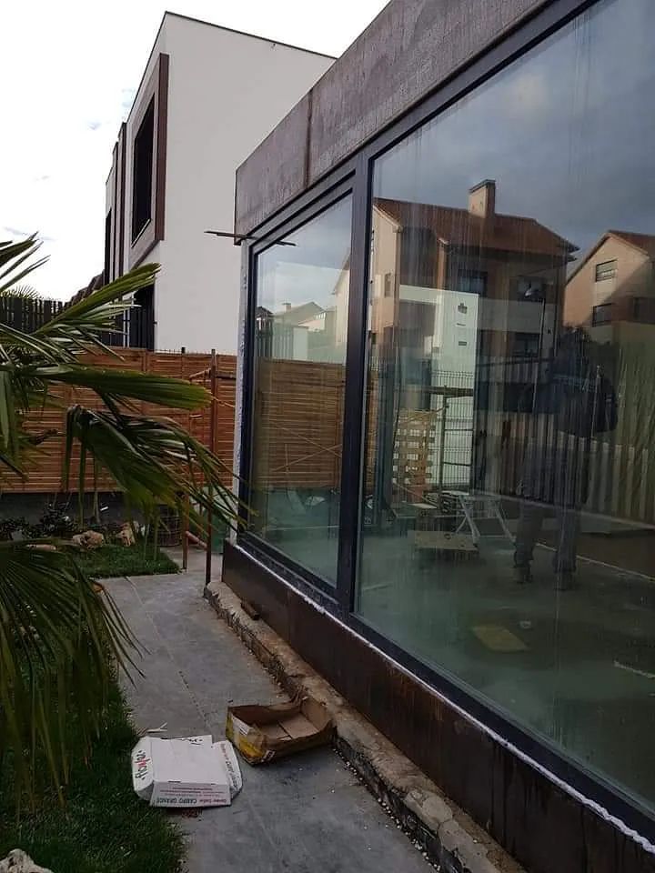 Una gran ventana en el lateral de un edificio