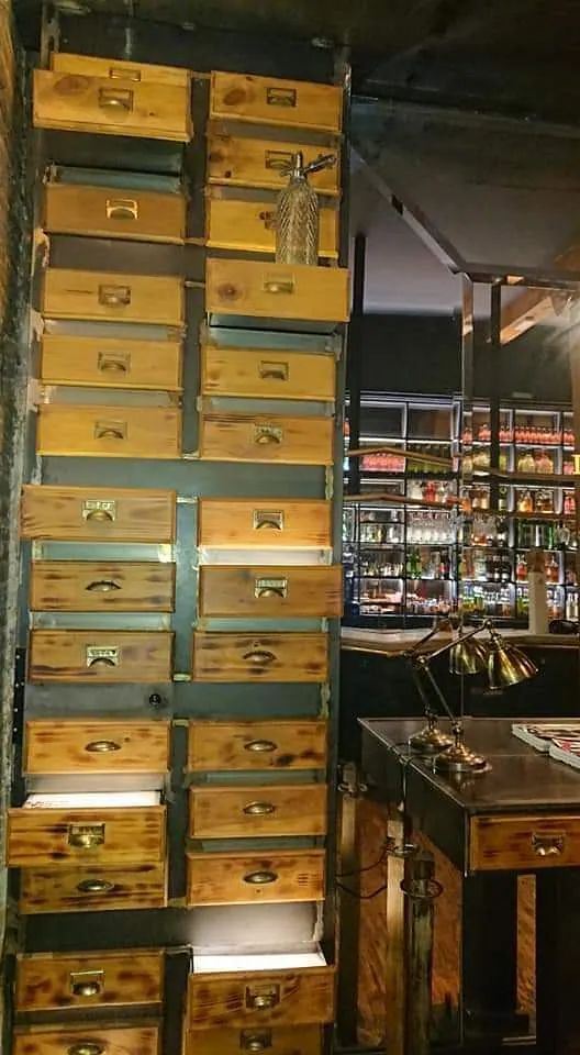 Una fila de cajones de madera apilados uno encima del otro en una habitación.