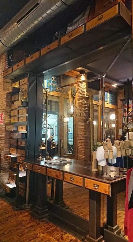 Una mesa larga de madera con cajones y un espejo en una habitación.