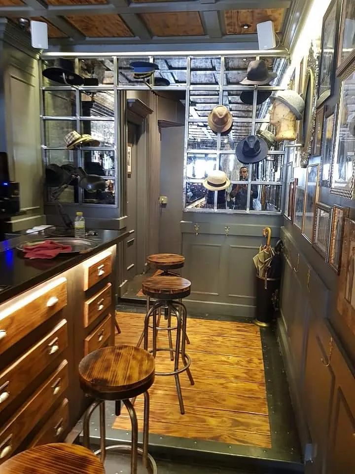 Una pequeña habitación con un mostrador y taburetes.