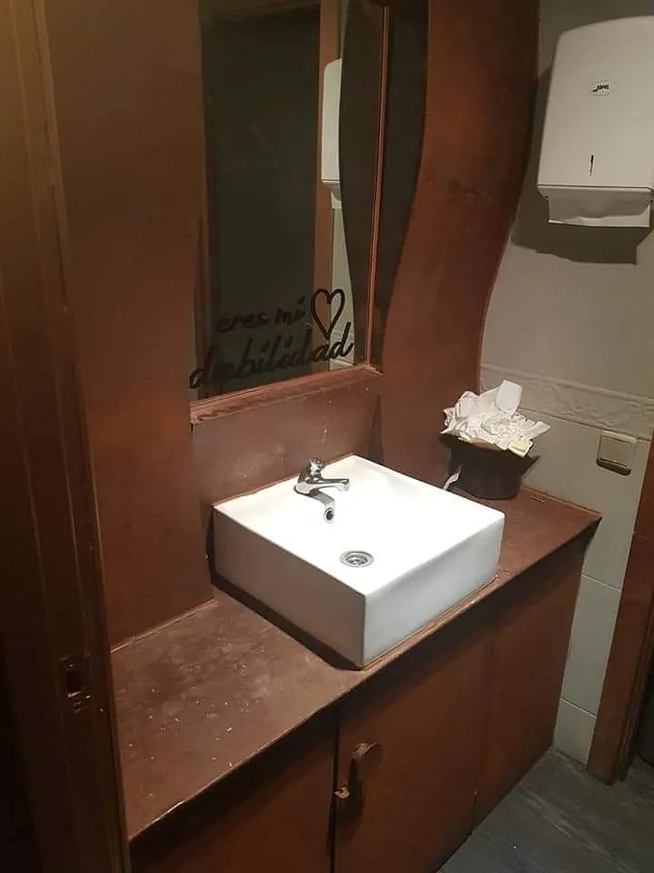 Un baño con lavabo y espejo.