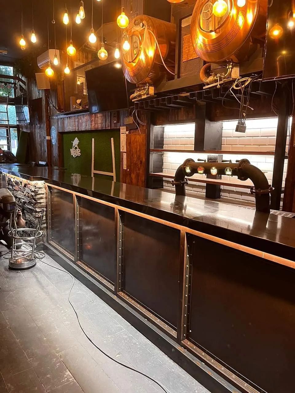 Un bar con muchas luces colgando del techo.