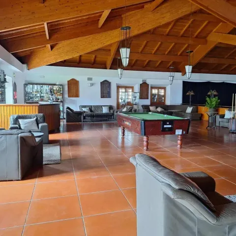 Hay una mesa de billar en el medio de la habitación.