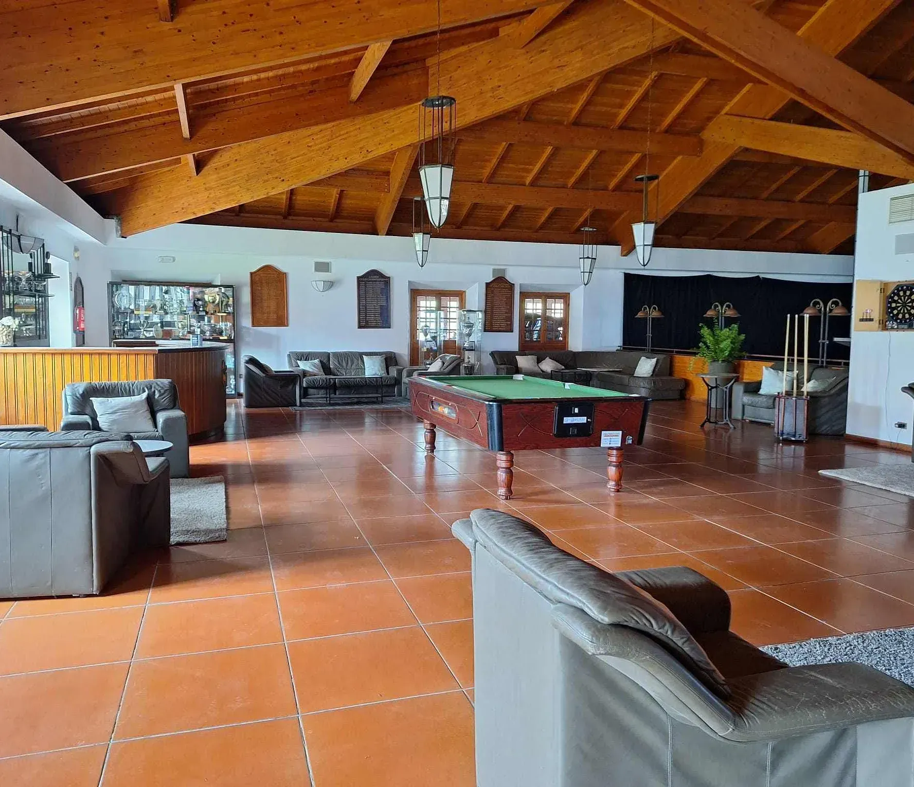 Una habitación grande con una mesa de billar en el medio.