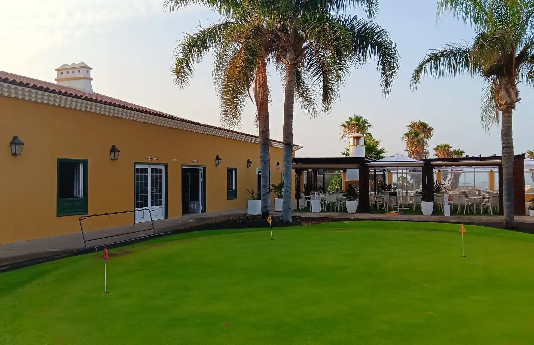 Una casa grande con un campo de golf enfrente.